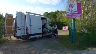 Contraints d’innover pour écouler leur production, les horticulteurs voient aussi la charge de travail s’alourdir. ©Le Clos des Roses Contraints d’innover pour écouler leur production, les horticulteurs voient aussi la charge de travail s’alourdir. ©Le Clos des Roses